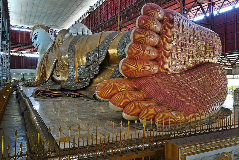 Buddha in Kyauk Htat Gyi Pagoda