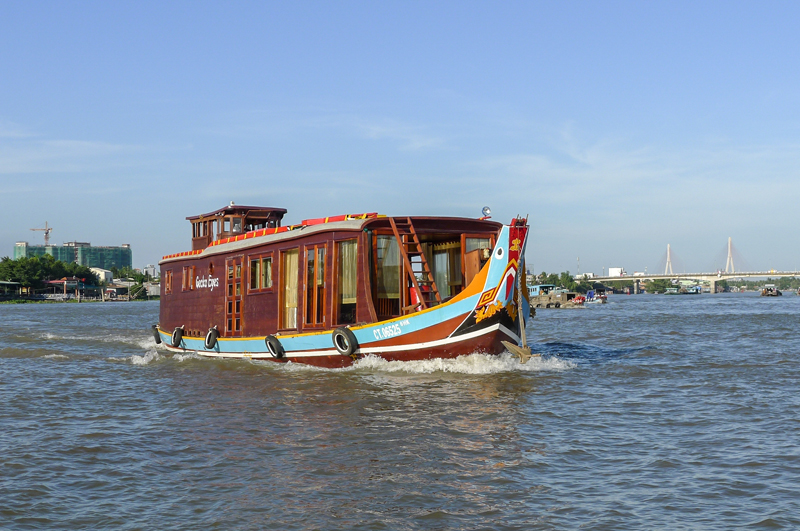 Geck Eyes Cruise in Mekong River