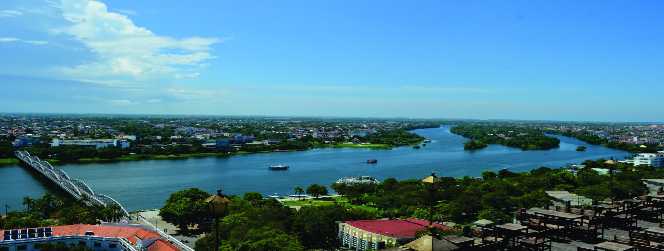 Hue city tour by boat
