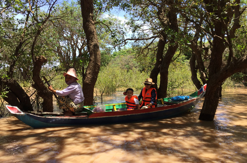 Boat visit the Kompong Phluk Village