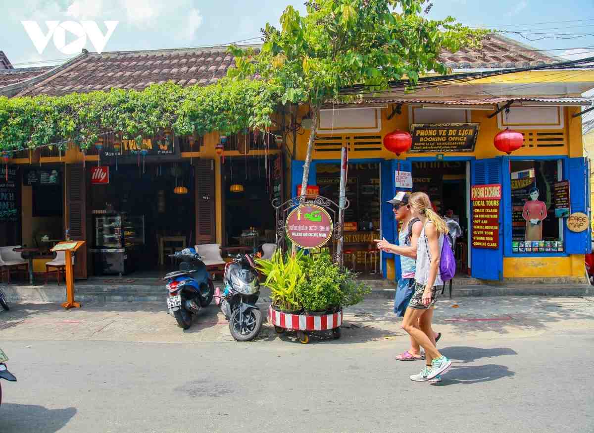 tourists in hoi an