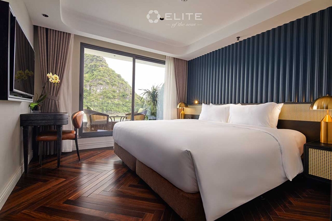 Elite Senior Suite - Private Balcony & Ocean View Bathtub>