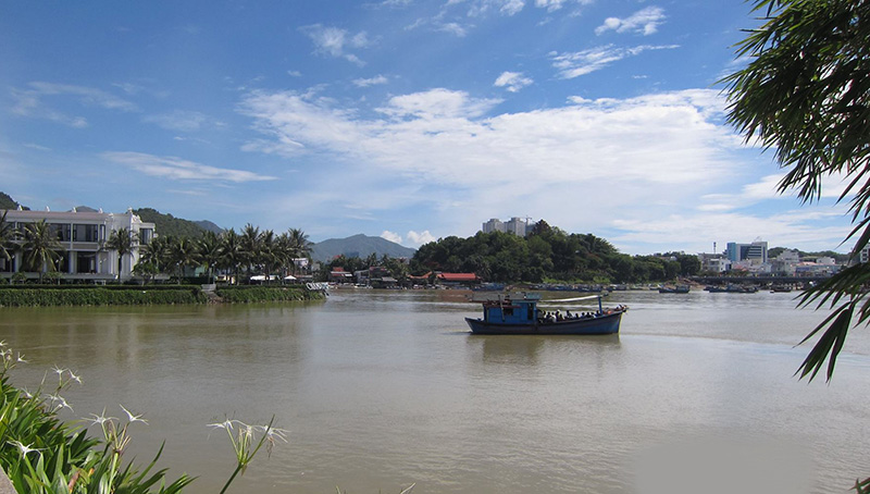 Boat in Cai river