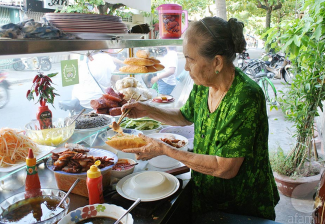 Hoi An Street food tour and Tra Que Vegetable Village by Motorbike