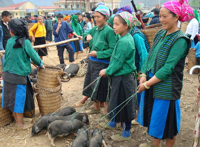 Lung Khau Nhin Market with 1 night homestay 1 night hotel